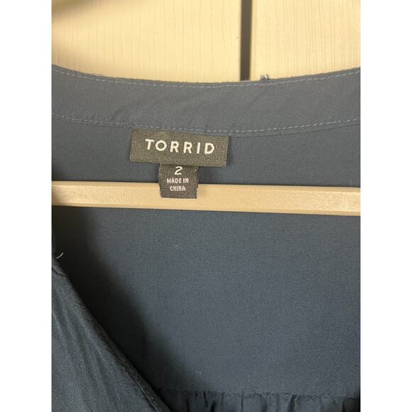 Torrid Harper Womens Plus 2X Blue Blouse V Neck 3/4 Roll Tab Sleeve Top Rayon - Picture 2 of 6